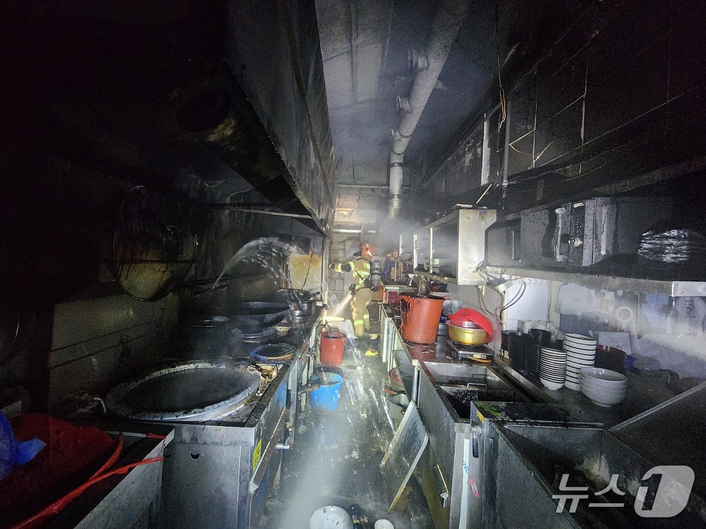 불이 난 군산시 대명동 음식점 모습.(전북 소방 제공. 재판매 및 DB 금지)