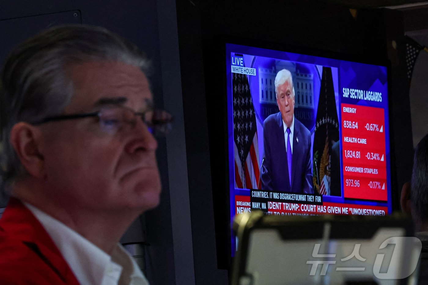 트럼프 기자회견을 지켜보고 있는 미증시 트레이더.  ⓒ 로이터=뉴스1