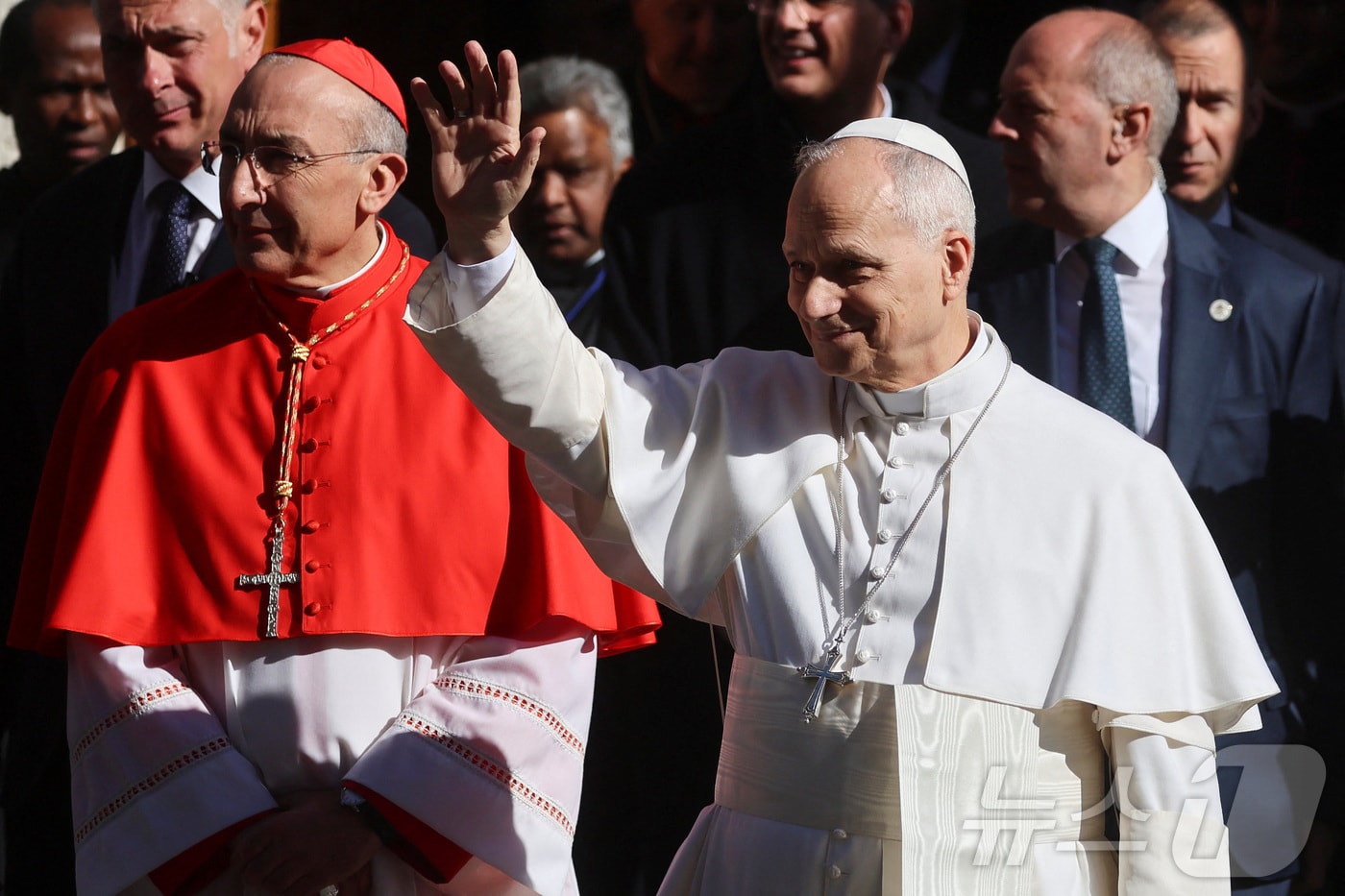 교황 레오 14세가 22일(현지시간) 이탈리아 로마 카스트로 프레토리오에 위치한 예수 성심 본당에서 미사를 집전한 뒤 떠나며 손을 흔들고 있다.2026.02.22.ⓒ 로이터=뉴스1