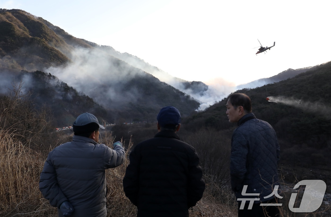 경남 함양 산불 사흘째인 23일 오전 함양군 마천면 창원리 야산 산불 현장을 마을 주민들이 바라보고 있다. 2026.2.23 ⓒ 뉴스1 윤일지 기자