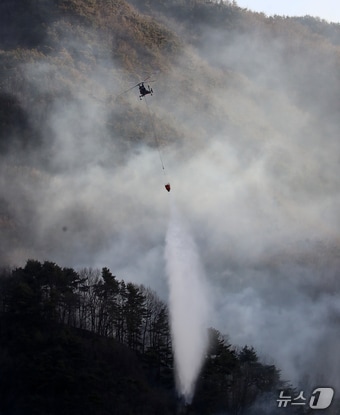 경남 함양 산불 사흘째인 23일 오전 함양군 마천면 창원리 야산에서 산불진화 헬기가 진화 작업을 벌이고 있다. 2026.2.23 ⓒ 뉴스1 윤일지 기자