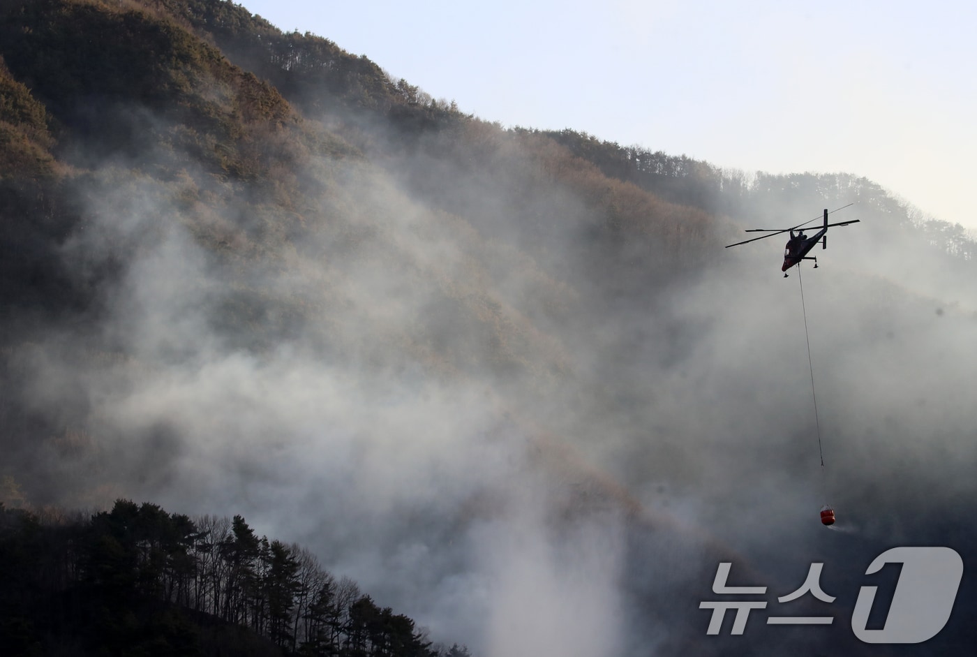 경남 함양 산불 사흘째인 23일 오전 함양군 마천면 창원리 야산에서 산불진화 헬기가 진화 작업을 벌이고 있다. 2026.2.23 ⓒ 뉴스1 윤일지 기자