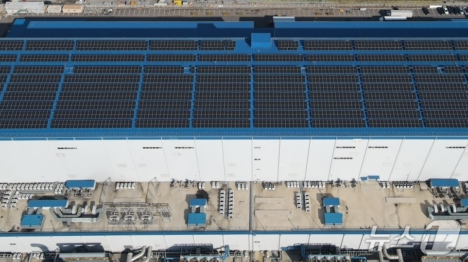 포스코퓨처엠이 광양 양극재 공장 지붕에 준공한 태양광 발전설비(포스코퓨처엠 제공)