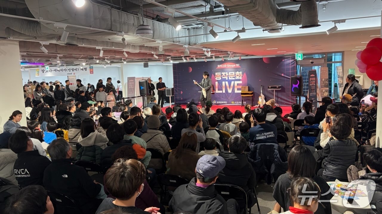 지난 14일 동작구 주민 300명이 동작구청 대강당에서 열린 두바이쫀득쿠키만들기 오픈 클래스에 참여하고 있다.(동작구 제공)