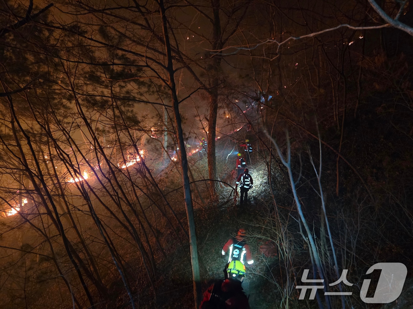 경남 함양 산불 사흘째인 23일 새벽 함양군 마천면 일대에서 산림당국이 산불 진화 작업을 벌이고 있다. (산림청 제공. 재판매 및 DB 금지) 2026.2.23 ⓒ 뉴스1 윤일지 기자