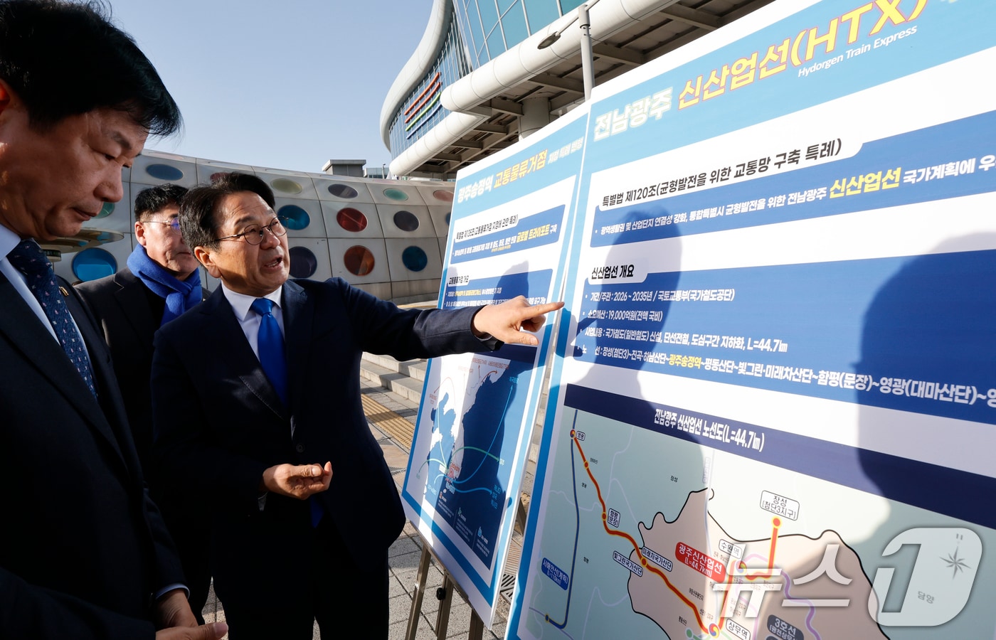 강기정 광주시장이 23일 광주 송정역 앞에서 열린 송정역 관련 통합특별법 현장 설명회에서 광역교통체계 구축 방안 등을 설명하고 있다. 2026.2.23 ⓒ 뉴스1 김태성 기자