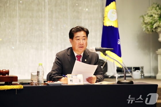 지난해 7월 21일 열린 경남시군의회의장협의회에서 허홍 협의회장(밀양시의회 의장)이 한미 통상협상 농축산물 수입 확대, 비관세 장벽 완화 반대 건의문을 채택하고 있다.(뉴스1 DB. 재판매 및 DB금지)