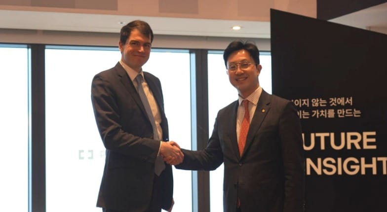 한화자산운용 최영진(오른쪽) 부사장과 지토 재단 브라이언 스미스 회장은 이달 서울 여의도 63빌딩 본사에서 만나 유동성 스테이킹 기반 ETP(상장지수상품) 인프라 구축을 위한 파트너십을 체결했다.(한화자산운용)