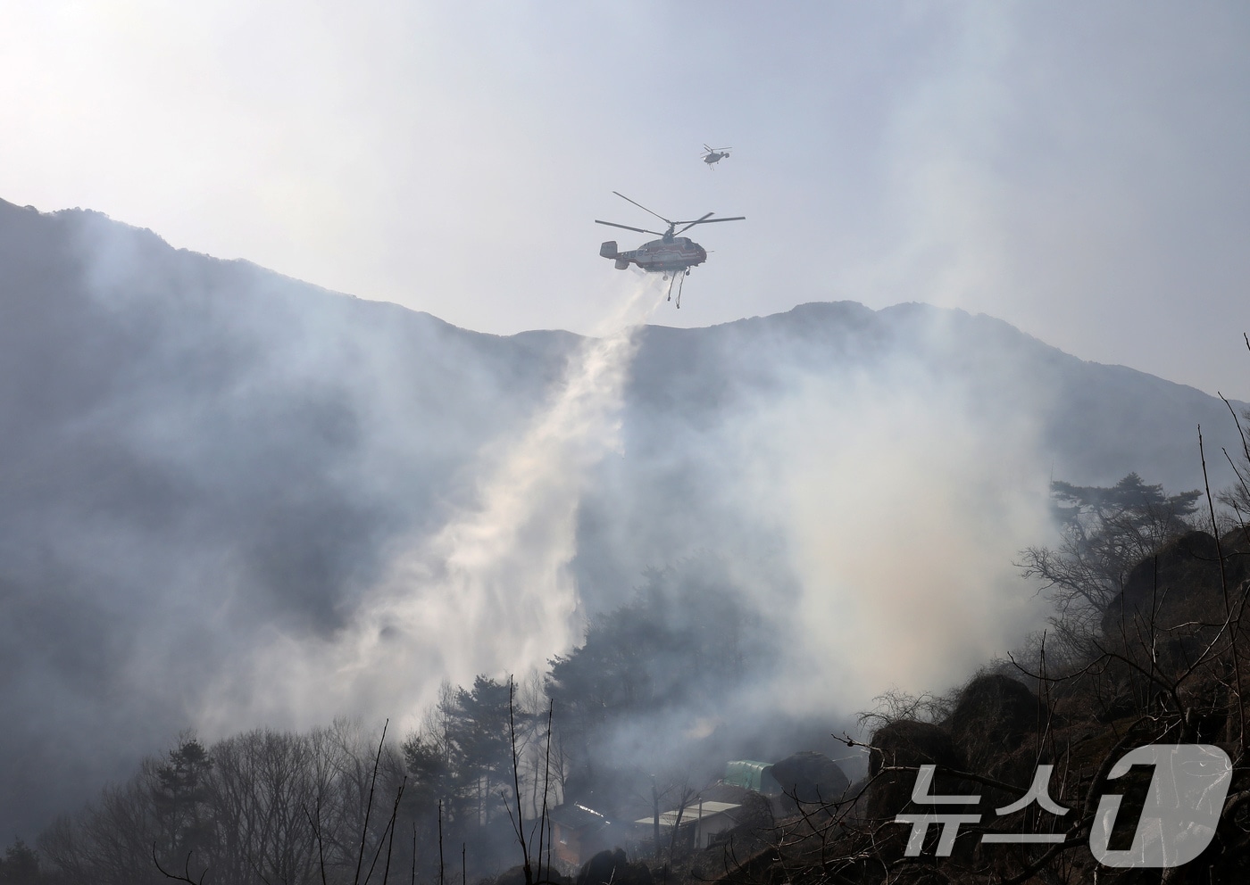 경남 함양 산불 사흘째인 23일 오전 함양군 마천면 산불 현장에서 산불진화 헬기가 진화 작업을 벌이고 있다. 2026.2.23 ⓒ 뉴스1 윤일지 기자