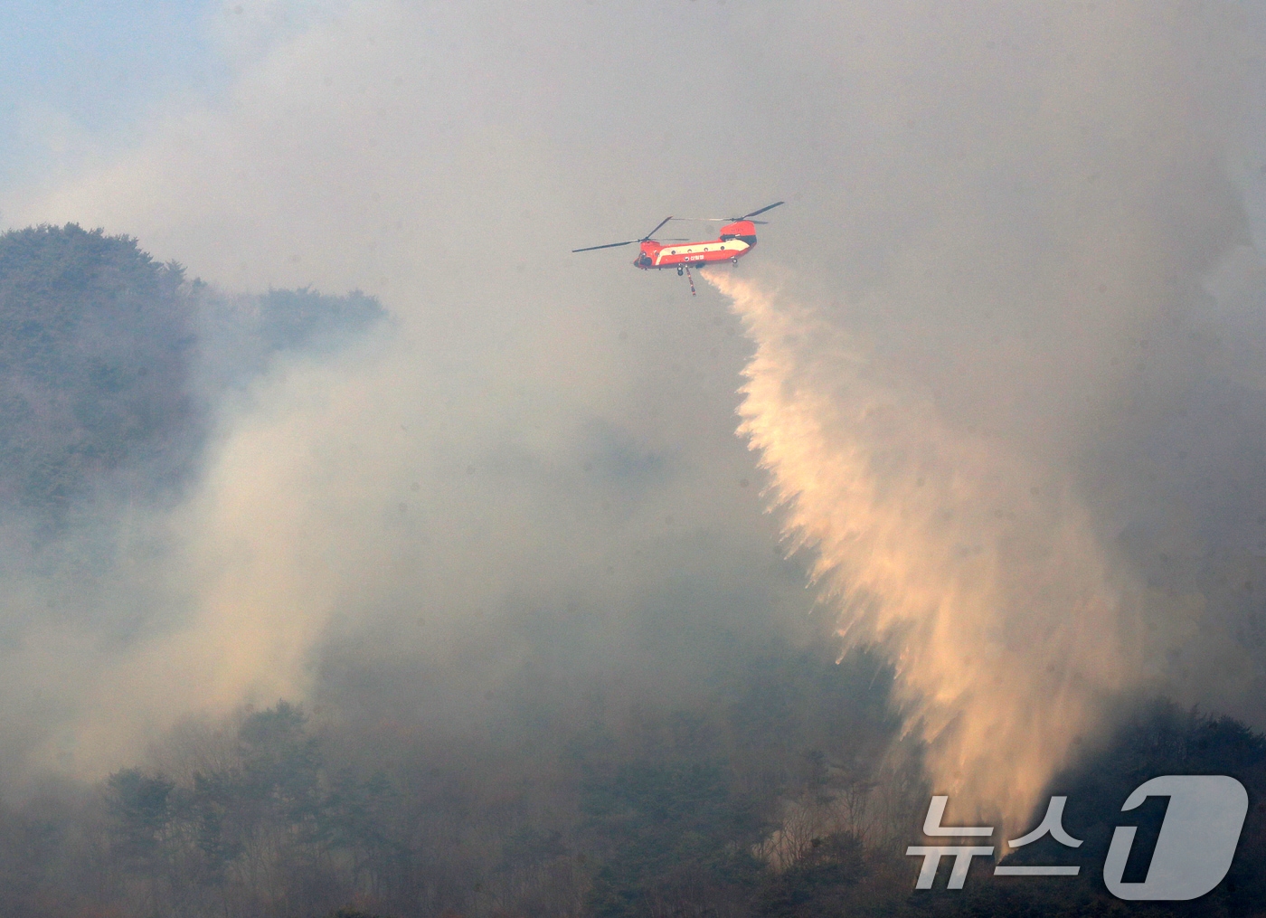 경남 함양 산불 사흘째인 23일 오전 함양군 마천면 산불 현장에서 산불진화 헬기가 진화 작업을 벌이고 있다. 2026.2.23 ⓒ 뉴스1 윤일지 기자