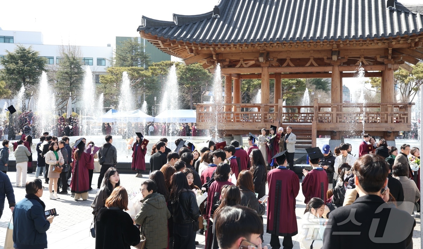 전북대학교 2025학년도 전기 학위수여식 날인 23일 전북 전주시 전북대학교 건지광장이 졸업생들로 북적이고 있다. 2026.2.23 ⓒ 뉴스1 유경석 기자