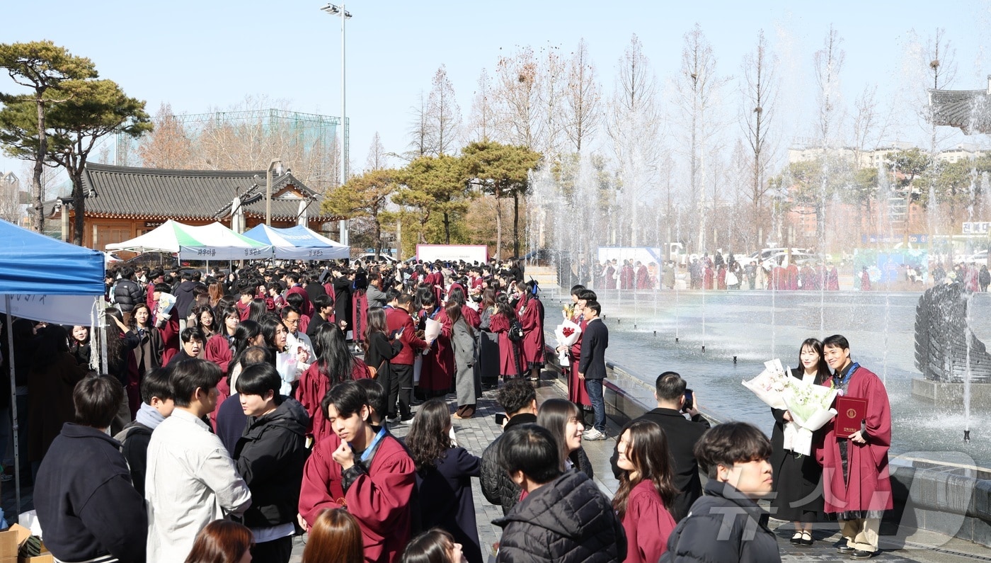 전북대학교 2025학년도 전기 학위수여식 날인 23일 전북 전주시 전북대학교 건지광장이 졸업생들로 북적이고 있다. 2026.2.23 ⓒ 뉴스1 유경석 기자