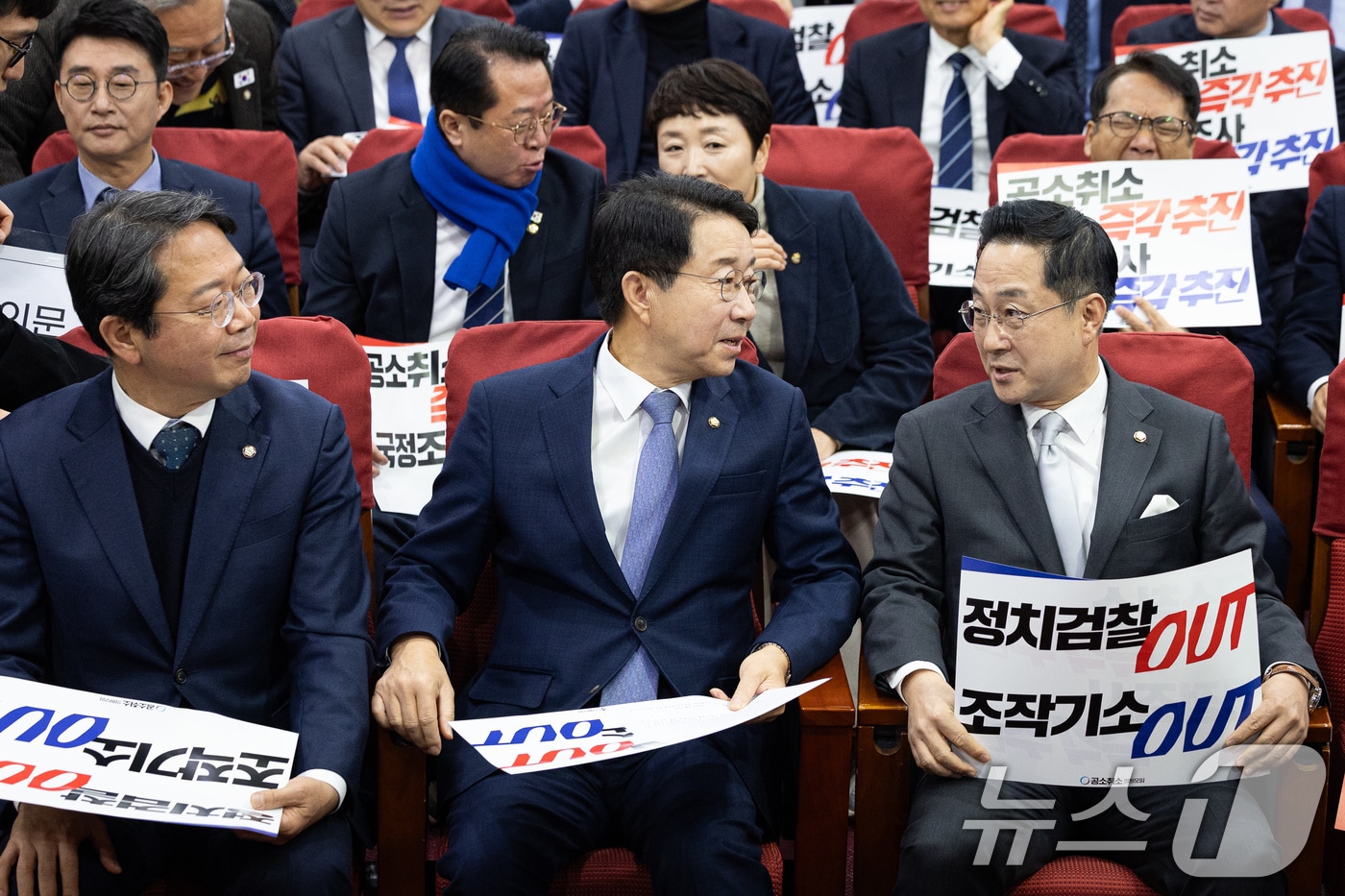 23일 서울 여의도 국회 의원회관에서 열린 더불어민주당 이재명 대통령 사건 공소취소와 국정조사 추진을 위한 의원모임 출범식·결의대회에서 박성준 상임대표(오른쪽)와 조정식 의원이 대화하고 있다. 왼쪽은 김승원 공동대표. 2026.2.23 ⓒ 뉴스1 유승관 기자