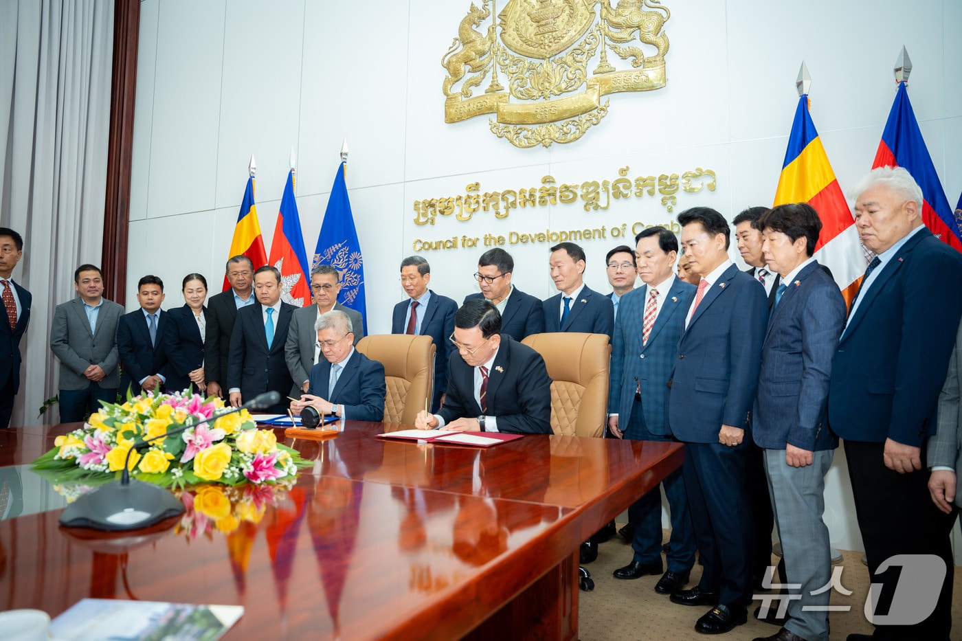 인천상공회의소 박주봉 회장과 캄보디아 개발위원회 치어 부티 사무총장이 협력의향서를 체결하고 있다. (인천상공회의소 제공.재판매 및 DB금지)