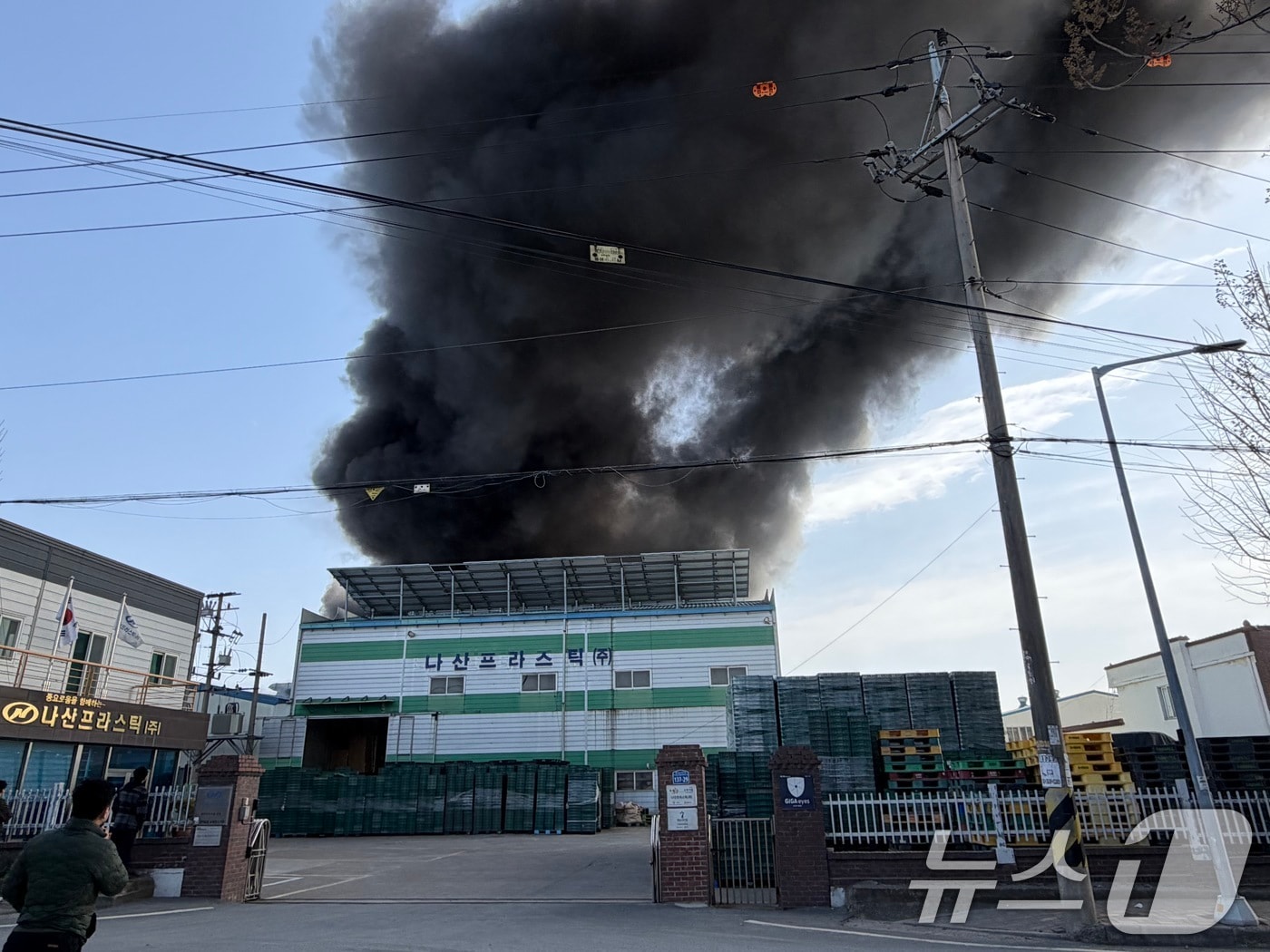 23일 오전 11시 59분쯤 전남 나주시 동수동의 한 플라스틱 공장에서 불이 나 연기가 피어오르고 있다.(나주소방서 제공. 재판매 및 DB금지) 2026.2.23 ⓒ 뉴스1 
