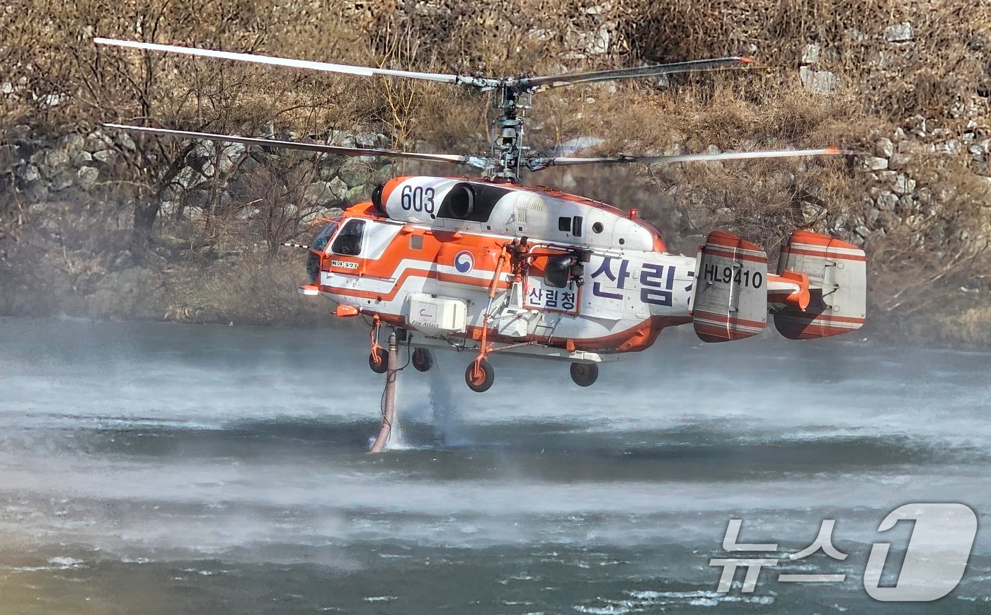 경남 함양 산불 사흘째인 23일 오전 함양군 휴천면 임천에서 산림청 헬기가 물을 담수하고 있다. 2026.2.23 ⓒ 뉴스1 한송학 기자