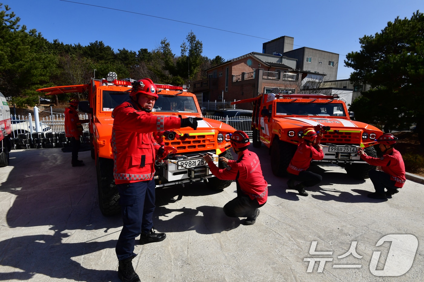 경북 포항시에 전진 배치된 산림청 영덕국유림관리소 산불재난특수진화대원들이 다목적진화차량에 장착된 진화장비를 점검하고 있다. (뉴스1 자료, 재판매 및 DB금지) 2026.4.30/뉴스1 최창호 기자