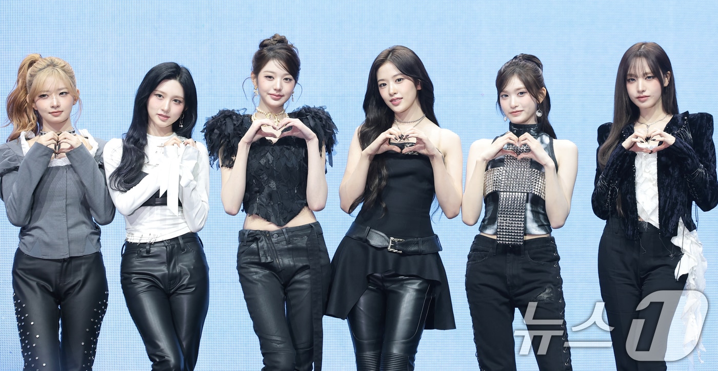 그룹 아이브(IVE)의 레이(왼쪽부터)와 가을, 장원영, 안유진, 이석, 리즈가 23일 서울 광진구 예스24라이브홀에서 가진 정규 2집 'REVIVE+(리바이브 플러스)' 발매 쇼케이스에서 포즈를 취하고 있다. 2026.2.23 ⓒ 뉴스1 권현진 기자