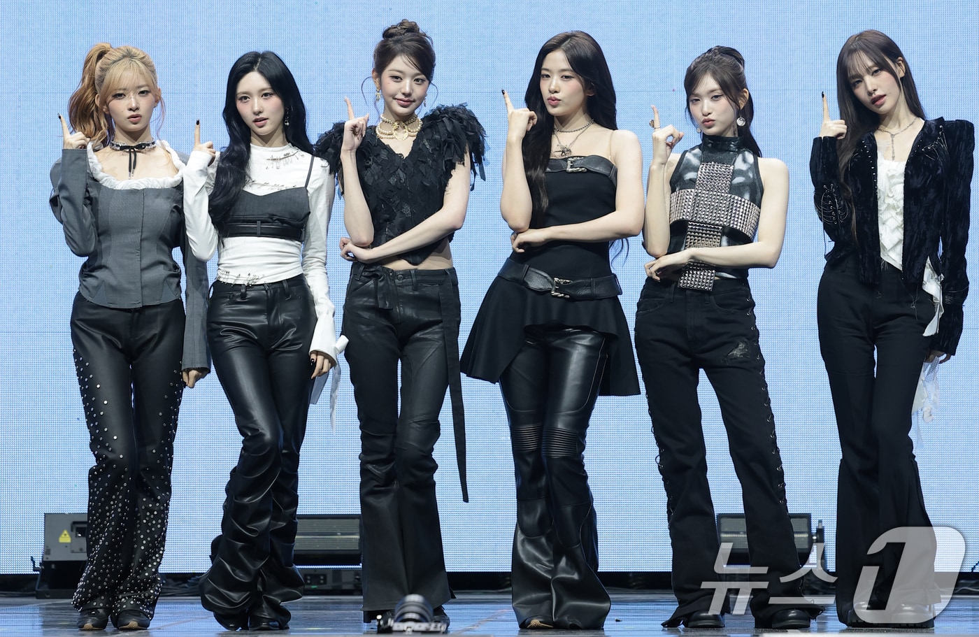 그룹 아이브(IVE)의 레이(왼쪽부터)와 가을, 장원영, 안유진, 이서, 리즈가 23일 서울 광진구 예스24라이브홀에서 가진 정규 2집 'REVIVE+(리바이브 플러스)' 발매 쇼케이스에서 포즈를 취하고 있다. 2026.2.23 ⓒ 뉴스1 권현진 기자