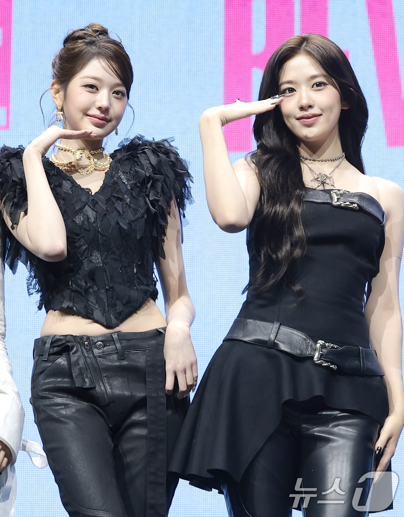 그룹 아이브(IVE)의 장원영과 안유진(오른쪽) ⓒ 뉴스1 권현진 기자