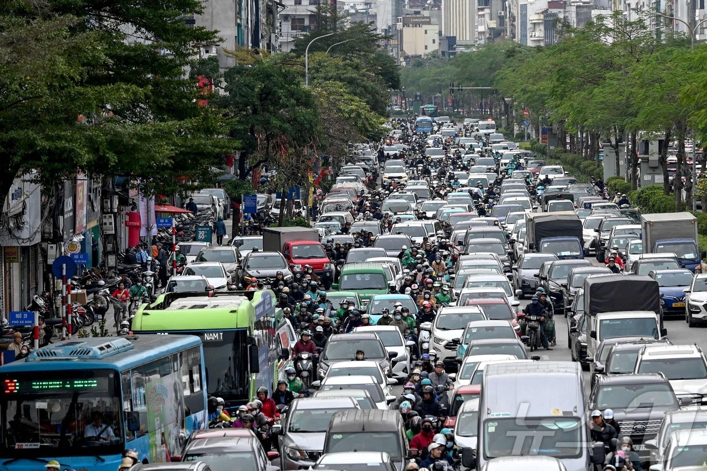 지난 11일(현지시간) 베트남 하노이의 한 거리에서 차량들이 심각한 교통 체증 속에 갇혀 있다. 2026.02.11. ⓒ AFP=뉴스1 ⓒ News1 이정환 기자