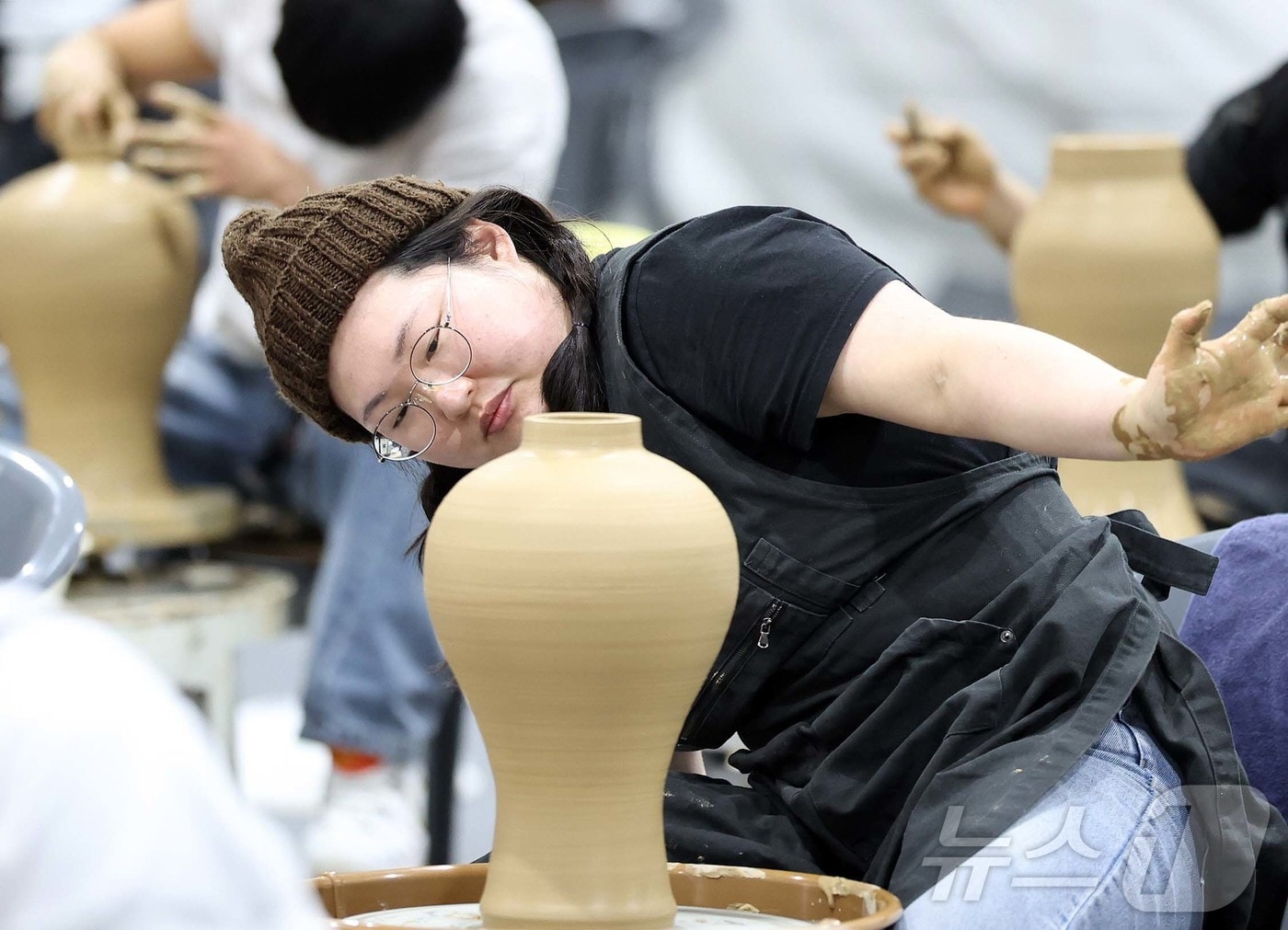 제54회 강진청자축제에 참가한 도예가들. (강진군 제공, 재배포 및 DB 금지)2026.2.23 ⓒ 뉴스1