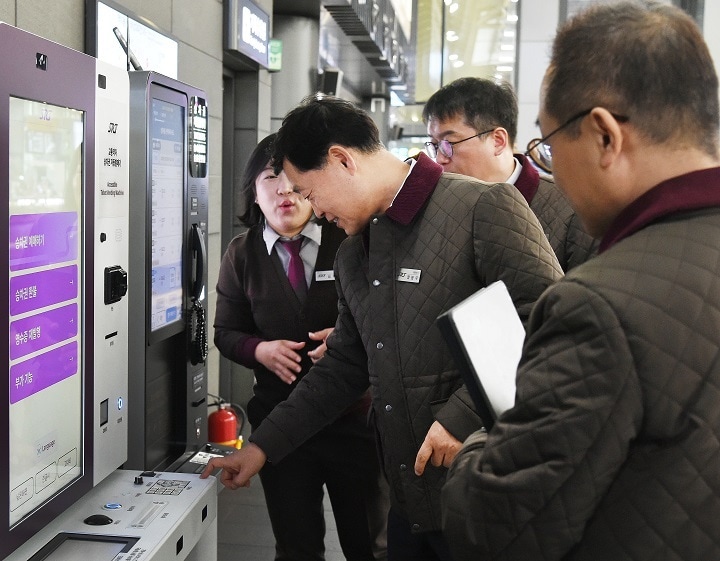 정왕국 SR 대표이사가 23일 수서역에서 시범 교차운행 현장 점검을 진행하고 있다.(SR 제공)뉴스1ⓒ news1