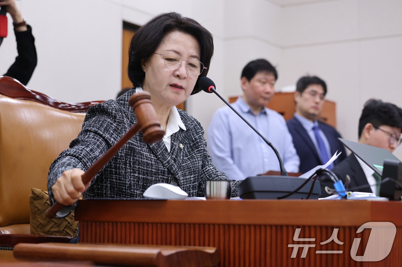 추미애 위원장이 23일 서울 여의도 국회에서 열린 법제사법위원회 전체회의에서 법안을 통과시키고 있다. 2026.2.23 ⓒ 뉴스1 신웅수 기자