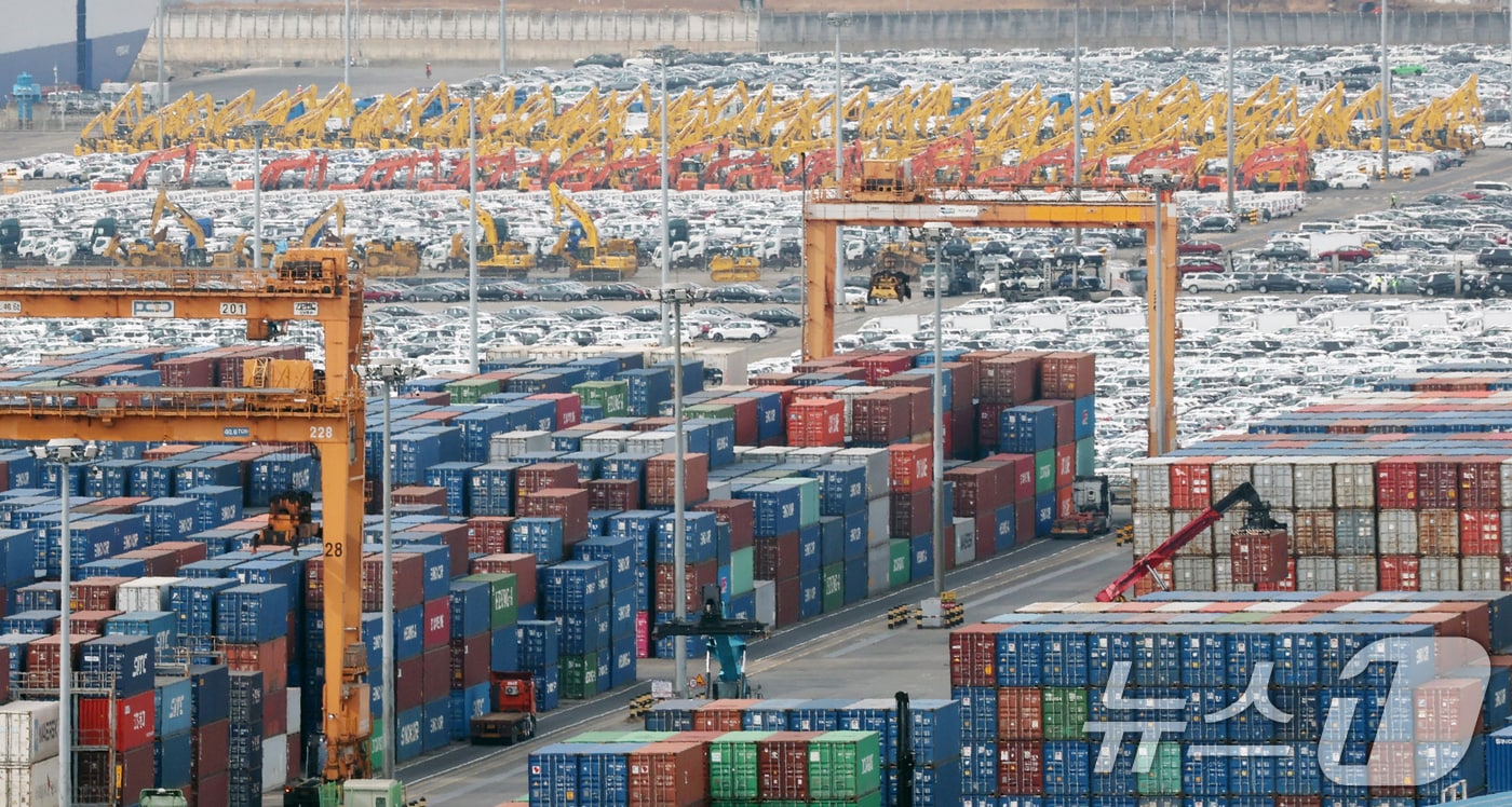 23일 경기 평택시 포승읍 평택항에 수출용 컨테이너가 쌓여 있다. 2026.2.23 ⓒ 뉴스1 김영운 기자