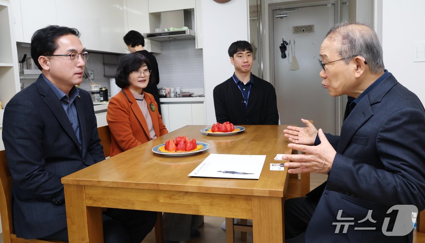박희조 동구청장이 23일 고(故) 김상옥 애국지사의 손자 김세원님과 담소를 나누고 있다.(동구 제공. 재판매 및 DB금지)/뉴스1