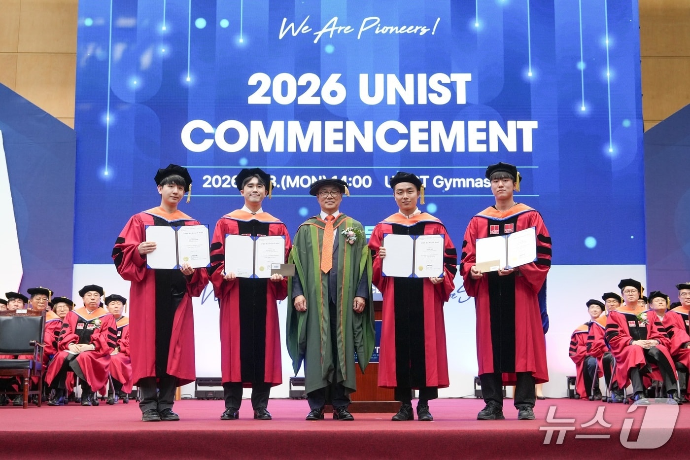 박종래 UNIST 총장(가운데)과 우수논문상을 수상한 대학원 졸업생들이 기념촬영을 하고 있다.(UNIST 제공. 재판매 및 DB금지)/뉴스1