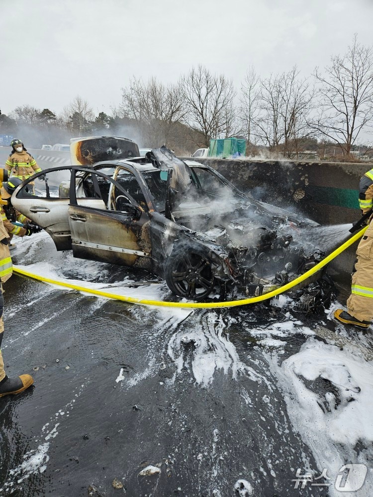 불에 탄 차량 모습.(청주서부소방서 제공. 재판매 및 DB금지)./뉴스1