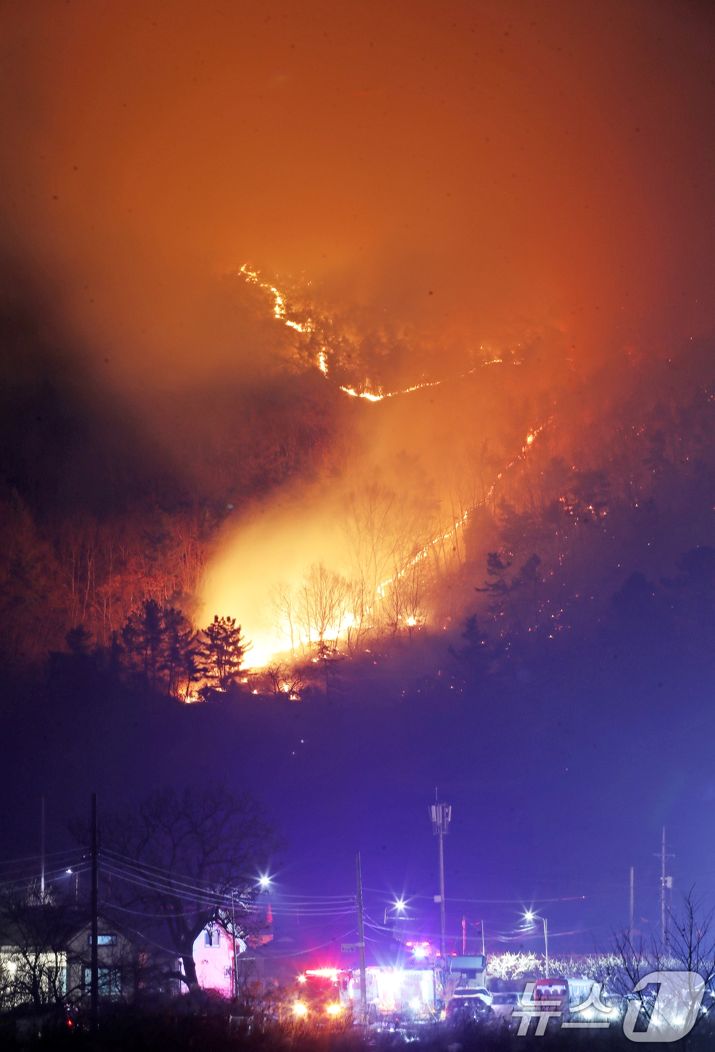 23일 오후 경남 밀양 삼랑진읍 검세리 한 야산에서 발생한 산불이 강풍에 확산되고 있다. 2026.2.23 ⓒ 뉴스1 윤일지 기자