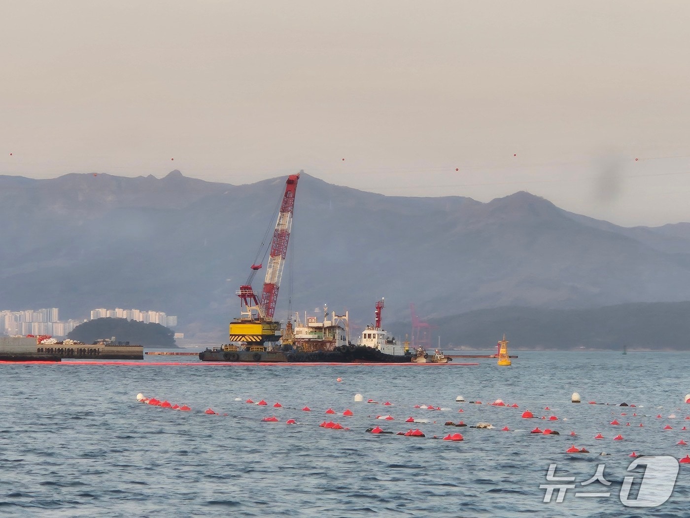 23일 오후 5시25분쯤 경남 창원시 마산합포구 구산면 실리도 인근 해상에서 120톤급 예인선이 끌던 560톤급 바지선의 크레인 구조물이 고압전선을 절단시켰다. 사진은 고압전선과 충돌한 바지선 모습(독자제공. 재판매 및 DB금지)