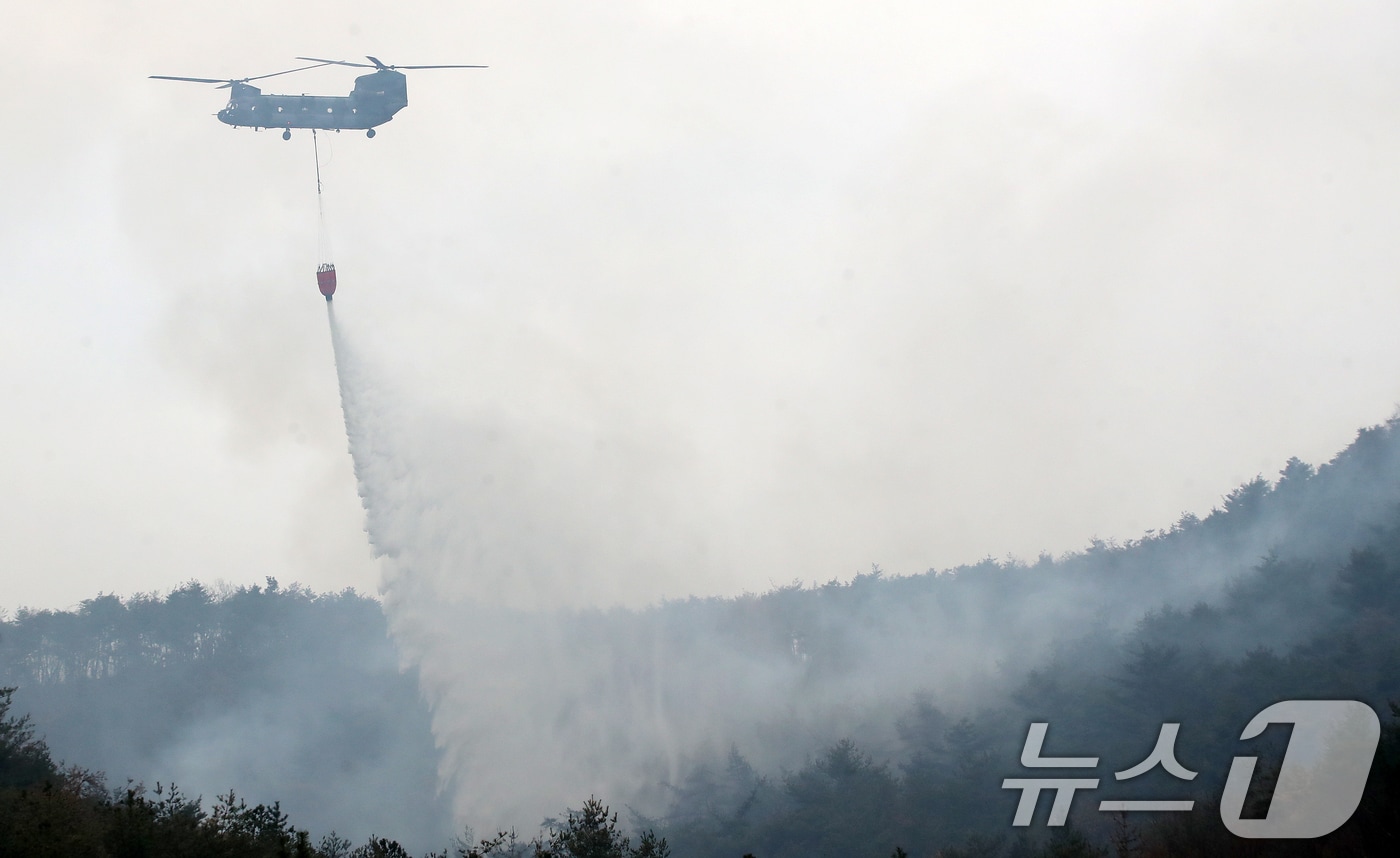 경남 밀양 산불 이틀째인 24일 오전 삼랑진읍 검세리 산불 현장에서 육군 치누크 헬기(CH-47)가 진화 작업을 벌이고 있다. 2026.2.24 ⓒ 뉴스1 윤일지 기자
