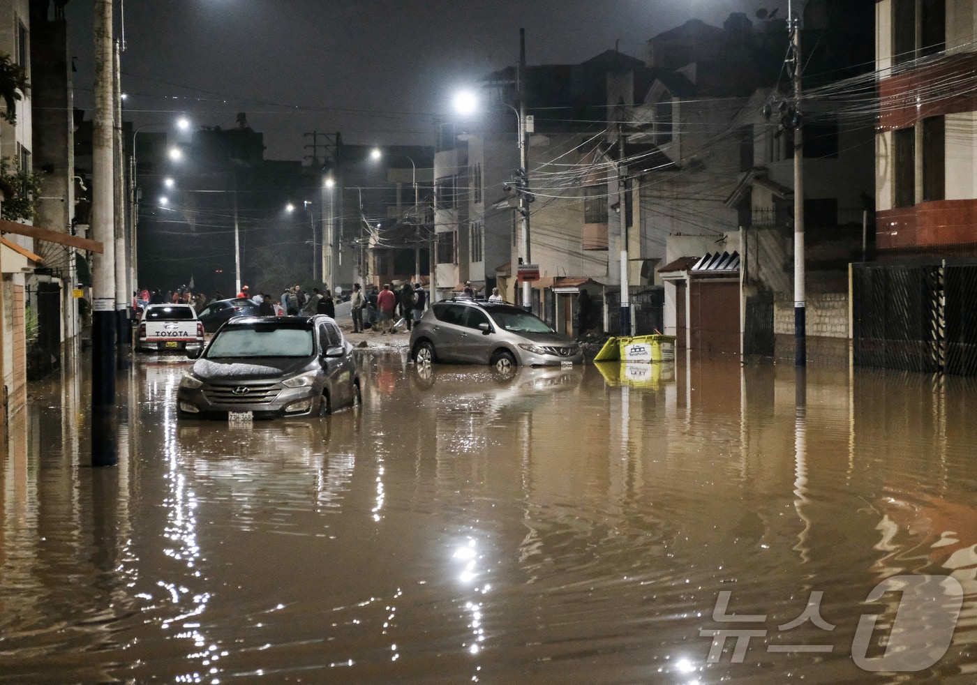 19일(현지시간) 폭우가 휩쓸고 지나간 페루 아레키파 지역의 한 마을 거리에 차량들이 고립돼 있다. 2026.02.19. ⓒ 로이터=뉴스1
