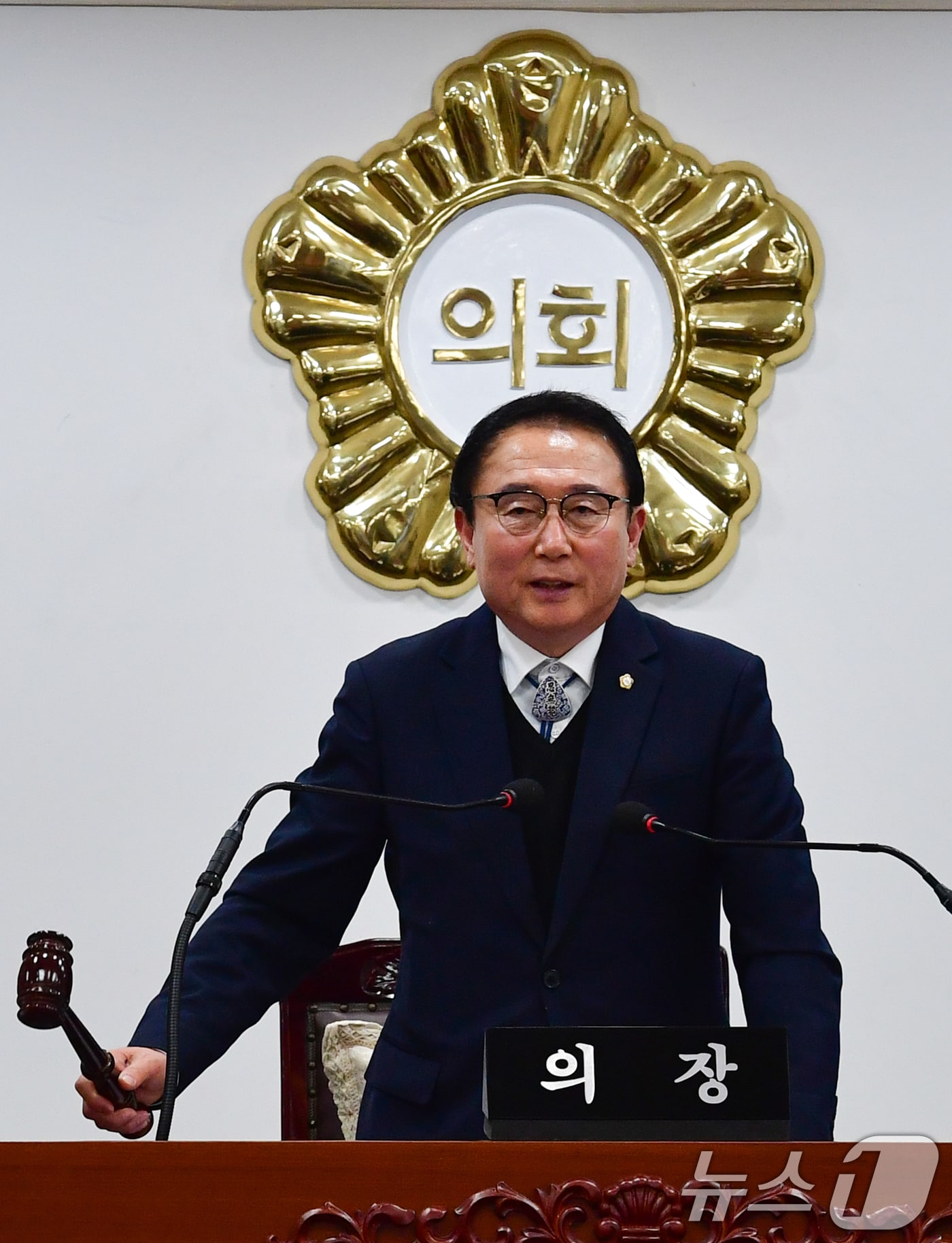 김성호 경북 영덕군의장이 24일 군의회 본의회에서 열린 정부의 제11차 전력수급기본계획에 따라 추진 중인 신규 원전 2기의 유치 신청 동의안이 가결됐음을 선포하고 있다. 2026.2.24 ⓒ 뉴스1 최창호 기자