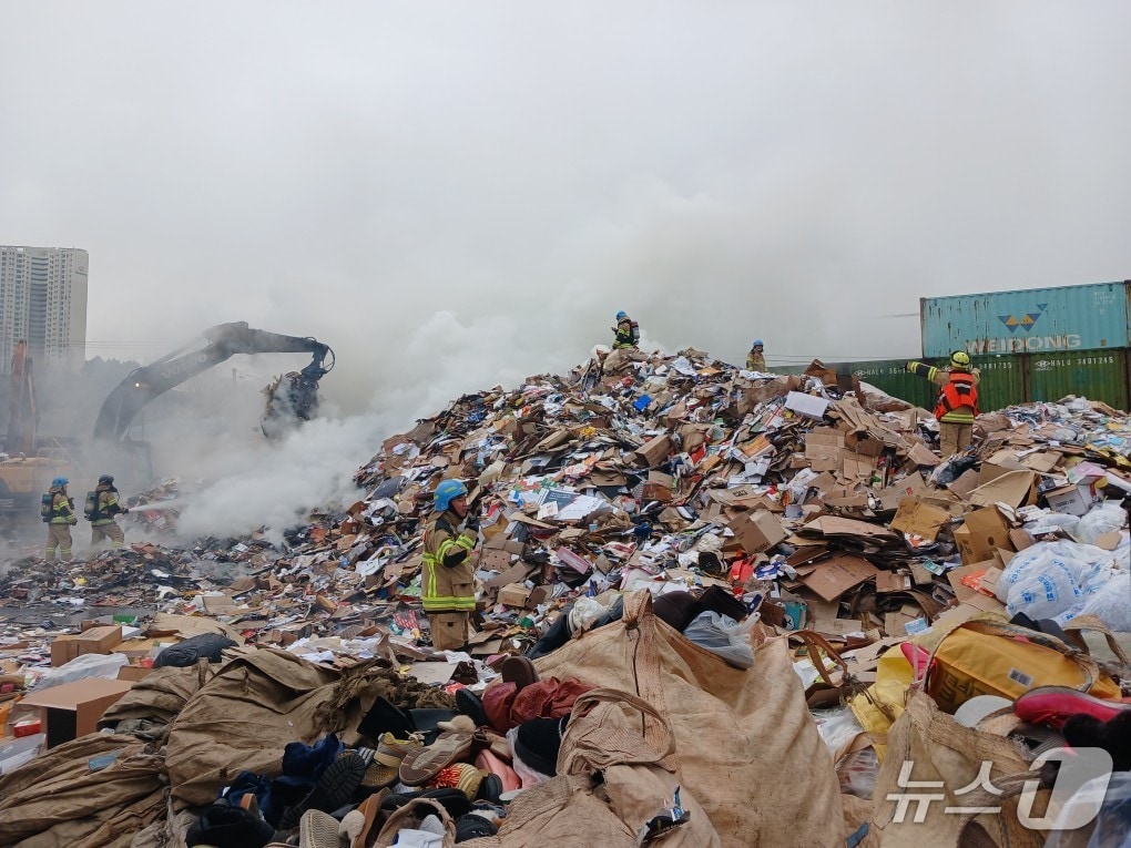 24일 오전 8시 40분쯤 인천시 남동구 고잔동의 한 고물상에서 화재가 발생했다.(인천소방본부 제공. 재배포 및 DB금지)2026.2.24/뉴스1