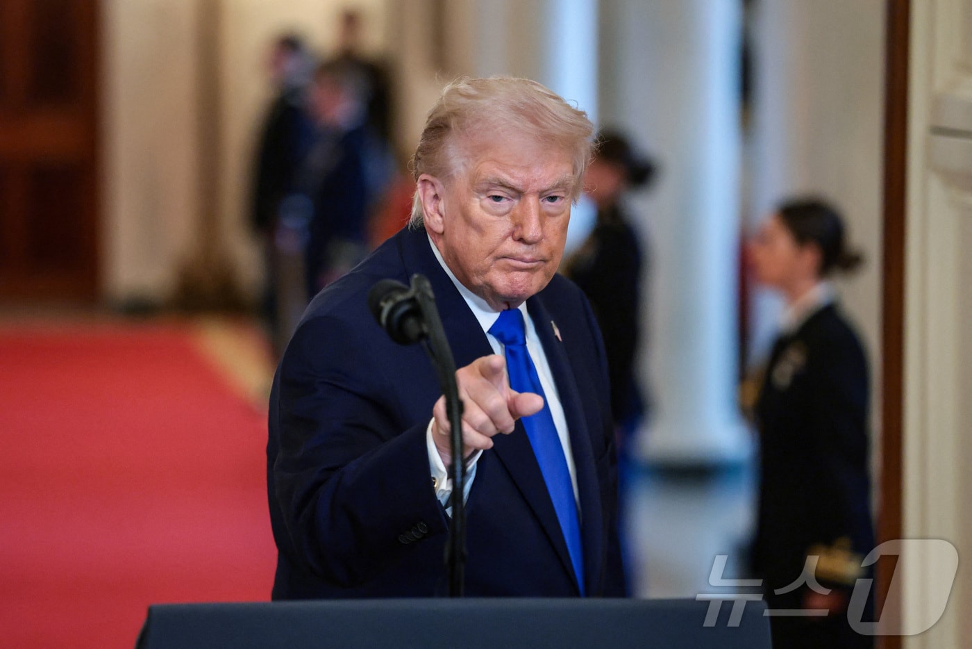 도널드 트럼프 미국 대통령이 23일(현지시간) 백악관에서 열린 '엔젤 패밀리(불법 체류자의 범죄로 가족을 잃은 유가족)' 추모 행사에 참석했다. 2026.02.23 ⓒ 로이터=뉴스1