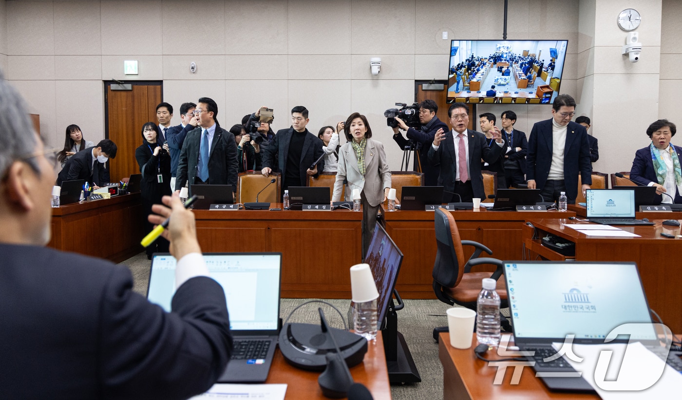 24일 서울 여의도 국회에서 열린 제432회국회(임시회) 법제사법위원회 제4차 전체회의에서 전남광주통합특별시 설치를 위한 특별법안(대안)에 대한 거수 표결이 진행되자 국민의힘 위원들이 항의하고 있다. 2026.2.24 ⓒ 뉴스1 이승배 기자