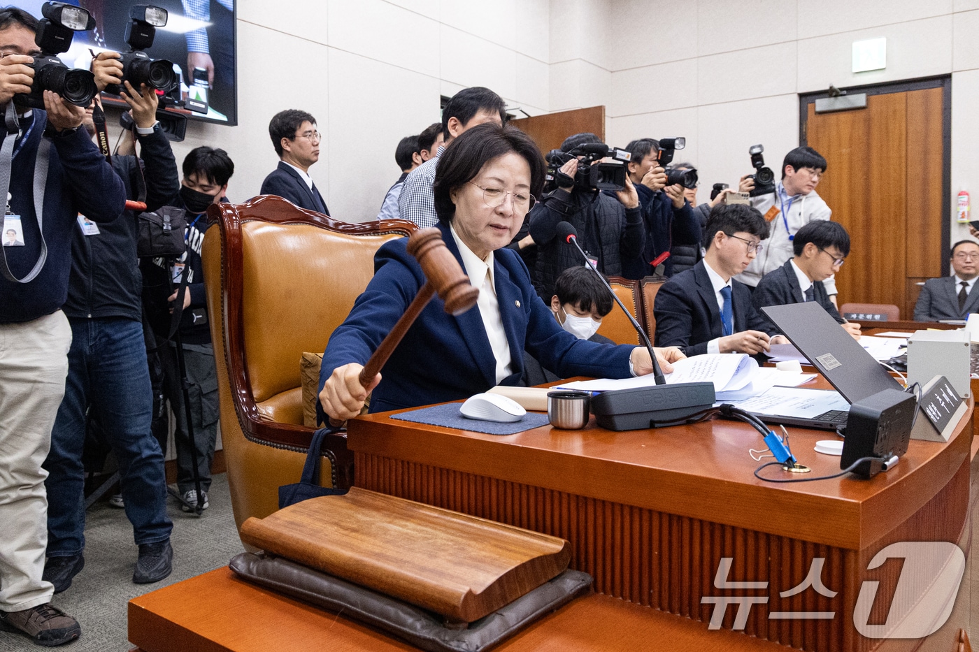 24일 서울 여의도 국회에서 열린 제432회국회(임시회) 법제사법위원회 제4차 전체회의에서 추미애 위원장이 '전남·광주 통합 법안' 통과 의사봉을 두드리고 있다. 2026.2.24 ⓒ 뉴스1 이승배 기자