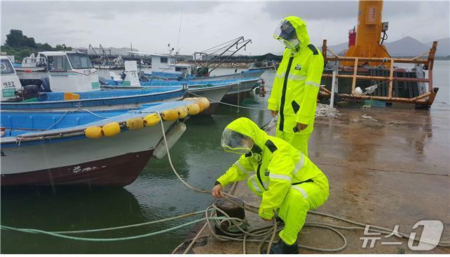 기상 악화에 대비해 해경이 계류된 선박의 홋줄을 정비하는 모습 (해경 제공. 재판매 및 DB금지)