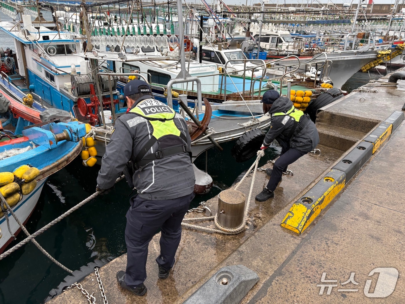 항구 순찰하는 해경(제주해경 제공. 재판매 및 DB금지)/뉴스1