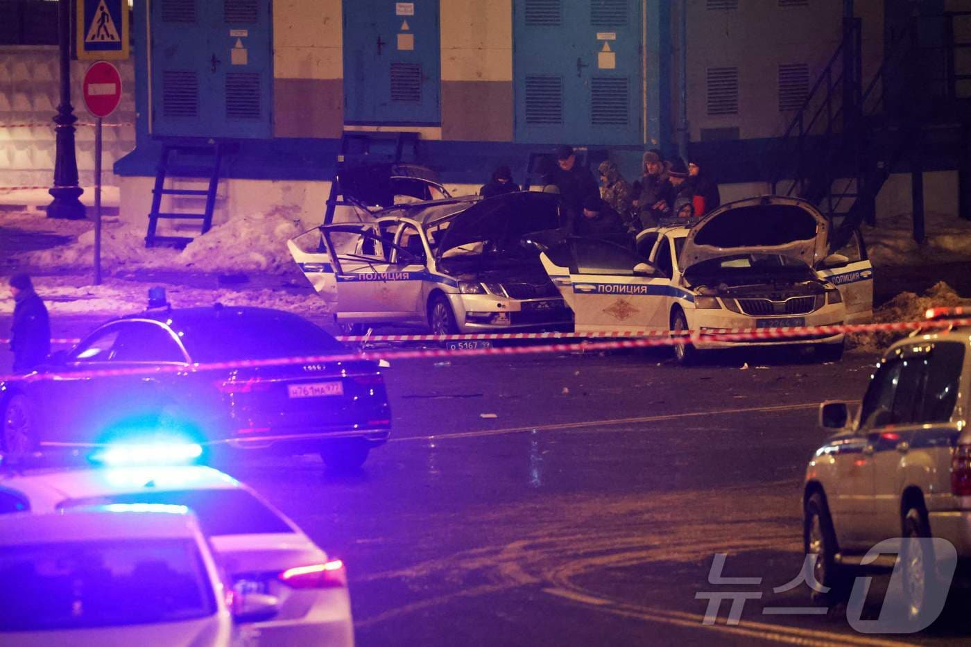 러시아 경찰들이 2026년 2월 24일 모스크바에서 발생한 경찰 차량 폭발 현장에서 수사 작업을 벌이고 있다.2026.02.24.ⓒ AFP=뉴스1