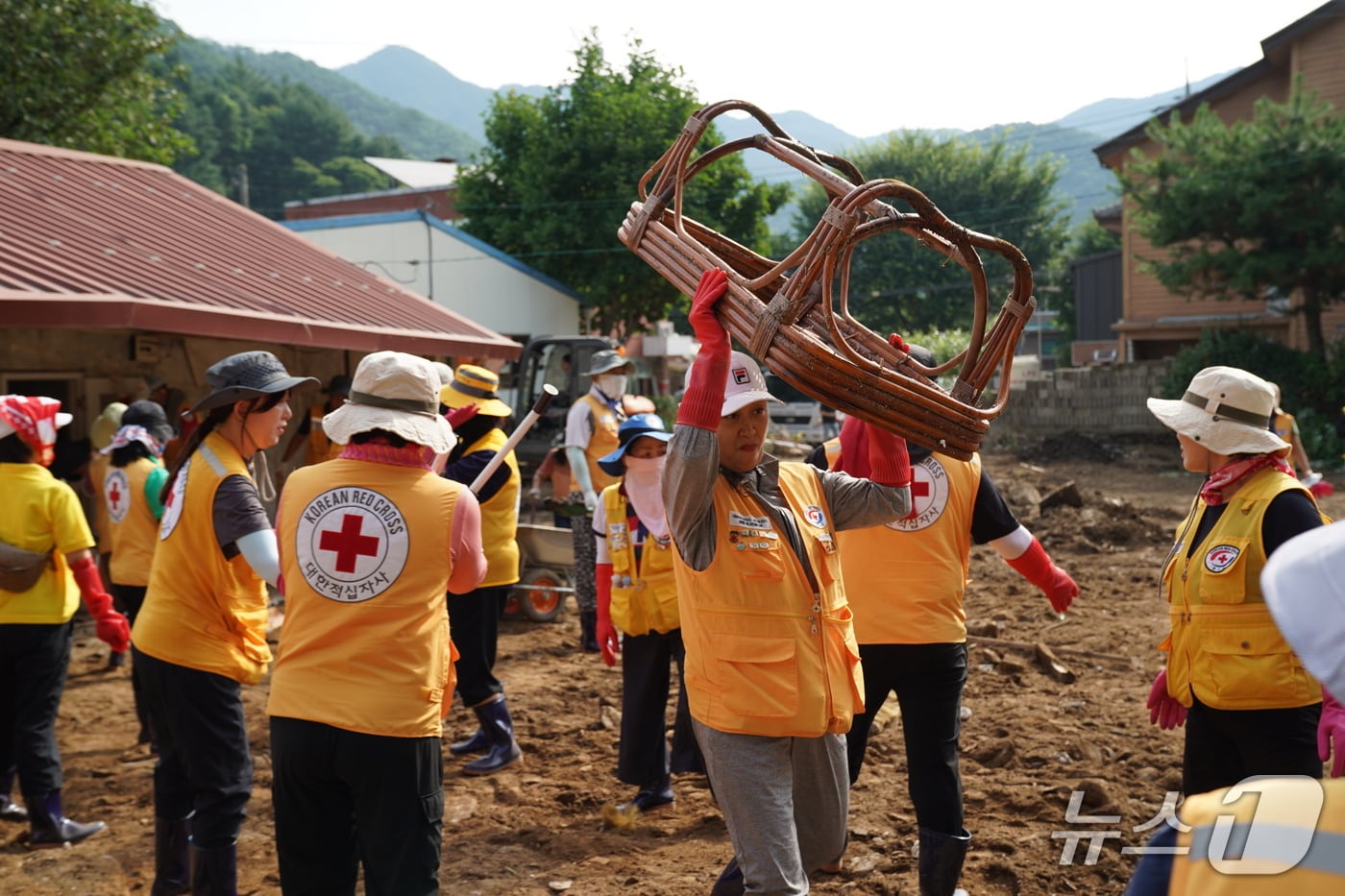 수해피해 복구 현장.(대한적십자사 경기도지사 제공)