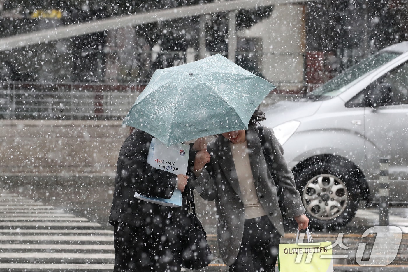 비 오는 날 도로와 우산 이미지