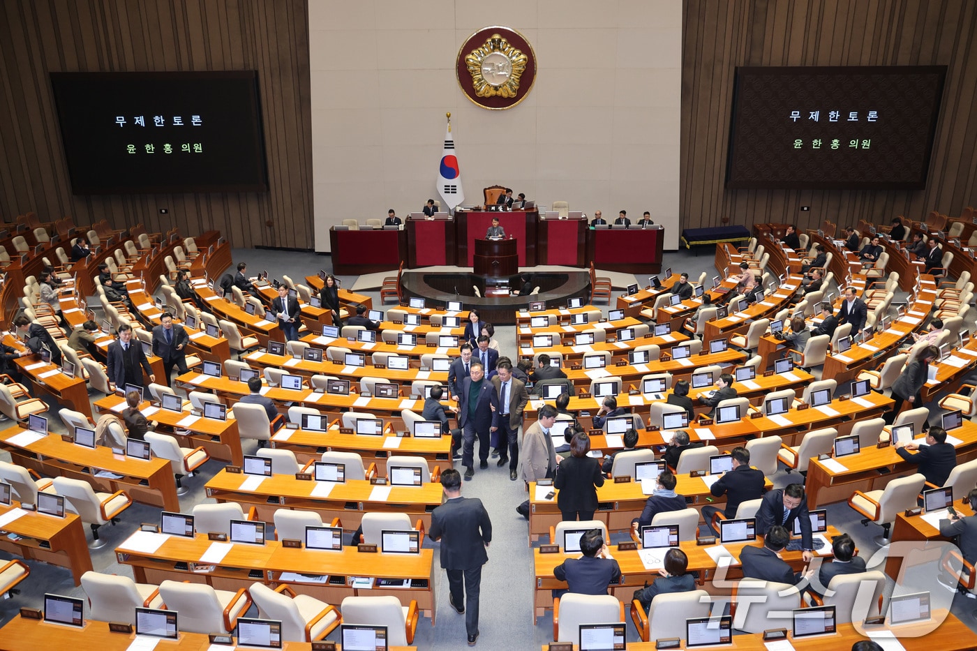 윤한홍 국민의힘 의원이 지난 24일 서울 여의도 국회에서 열린 제432회 국회(임시회) 제8차 본회의에서 상법 일부개정법률안(대안)에 대한 무제한 토론(필리버스터)에 돌입하자 더불어민주당 의원들이 퇴장하고 있다. (사진은 기사 내용과 무관함) 2026.2.24 ⓒ 뉴스1 신웅수 기자