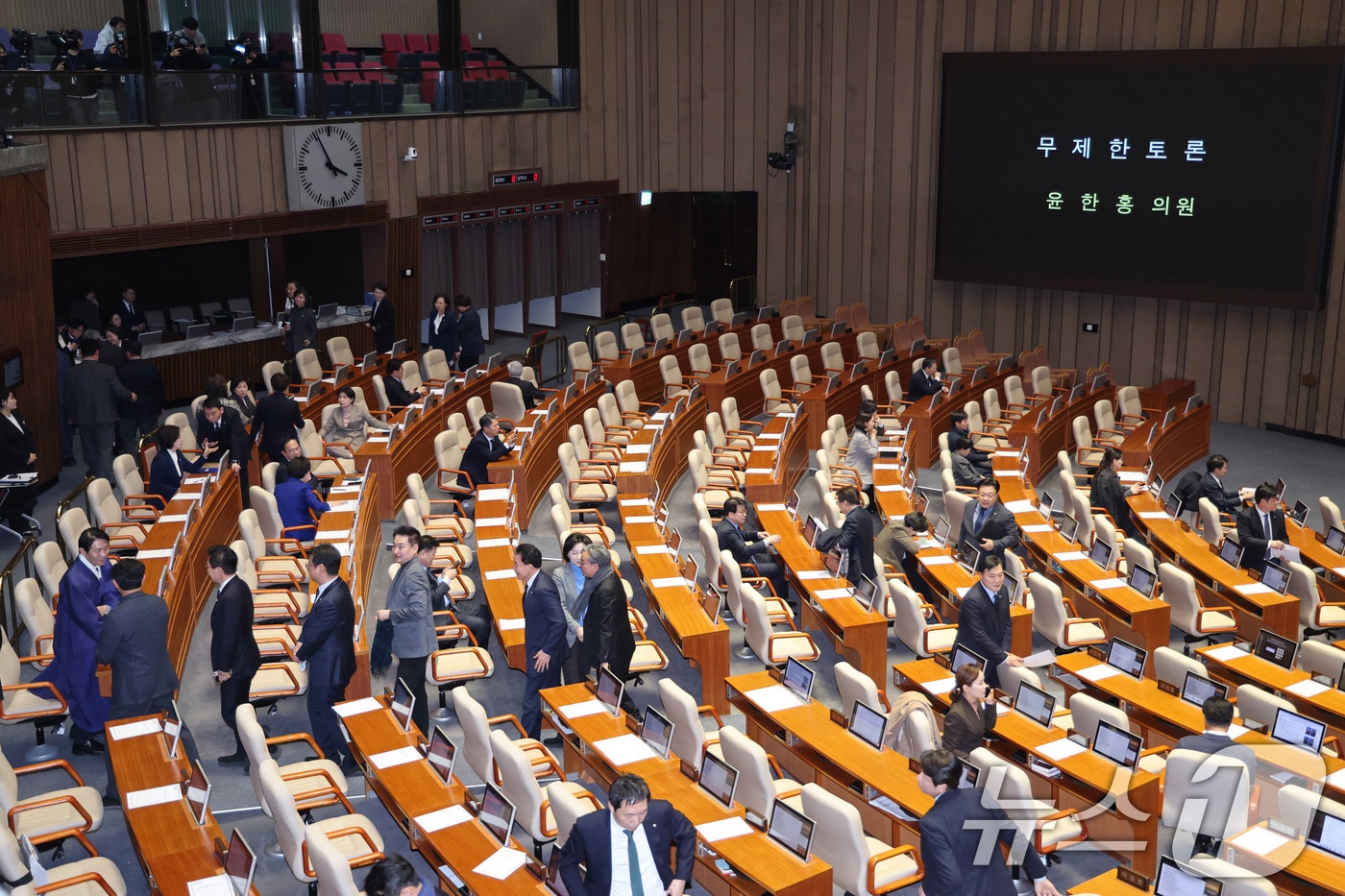 윤한홍 국민의힘 의원이 24일 서울 여의도 국회에서 열린 제432회국회(임시회) 제8차 본회의에서 상법 일부개정법률안(대안)에 대한 무제한 토론(필리버스터)에 돌입하자 더불어민주당 의원들이 퇴장하고 있다. 2026.2.24 ⓒ 뉴스1 신웅수 기자