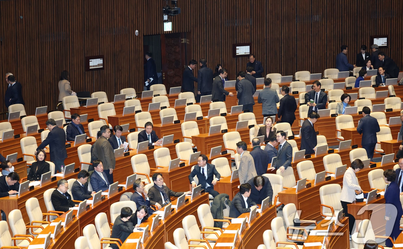 24일 서울 여의도 국회에서 열린 제432회국회(임시회) 8차 본회의에서 윤한홍 국민의힘 의원이 상법 일부개정법률안(대안)에 대한 무제한 토론(필리버스터)을 시작하자 의원들이 이석하고 있다. 2026.2.24 ⓒ 뉴스1 이승배 기자