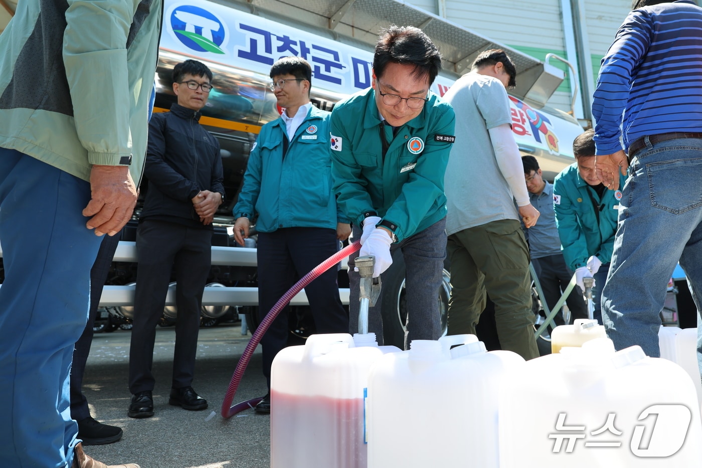 심덕섭 고창군수가 유용미생물을 옮겨담고 있다.(고창군 제공. 재판매 및 DB금지)